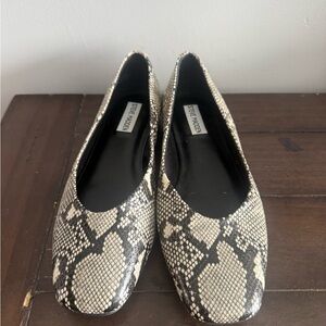 Steve Madden Delia Snake Print Square Toe Flats – Size 8.5